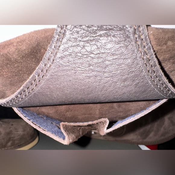 UGG Cargo Ill 5132 Boots in Walnut Brown Suede w/ Cream Shearling Lining size 7 - Picture 15 of 16